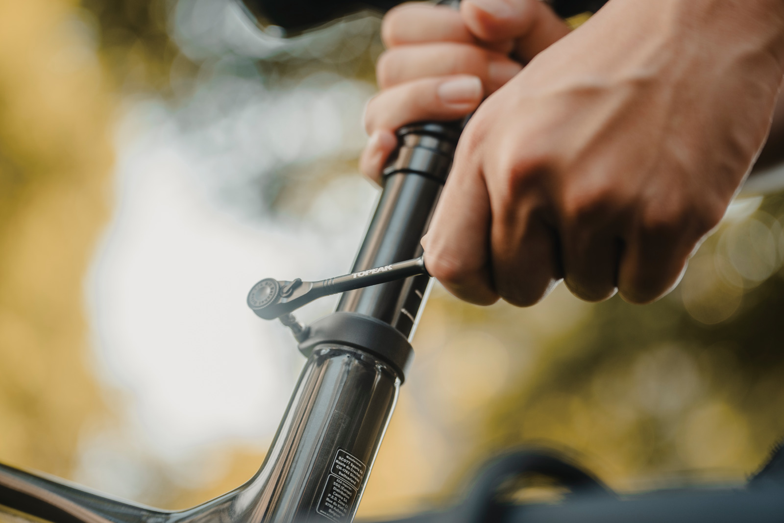 Topeak Minitool-Ratsche in Aktion beim Verschrauben der Sattelstütze